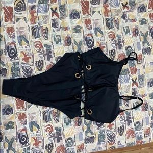 I’m selling a swimsuit that I never wear.